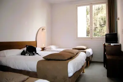 Image de Serene Family Suite with Ample Space & Balcony - Free Parking