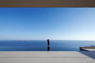 Image de Earthy Architecture Meets Endless Blue by etouri