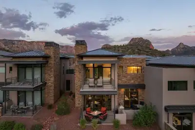 Image de Luxury Townhome - Exclusive guest access to a members-only golf club and resort amenities.