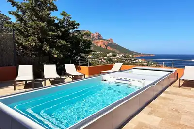 Image de Premium Apartement avec vue mer, terrasse et spa de nage avec jacuzzi intégré