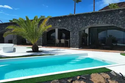 Image de Villa Los Arcos: swimming pool, jacuzzi, billiards and paddle tennis.