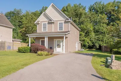 Image de Spacious family home with multiple bedrooms, full kitchen, porch, and quaint backyard.