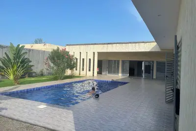 Image de Villa de standing avec piscine privée et personnel proche de la plage et de Saly