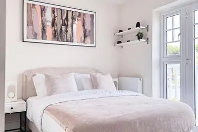 Image de Stylish 4br Home, Serene and Central.