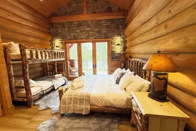 Image de Grand opening, Lakefront. Log Cabin, steam room, sauna, karaoke, pool table bar