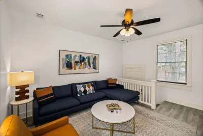 Image de Steps to Everything, Renovated + Perfect for Groups by Lucky Savannah