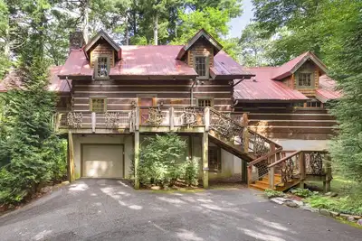 Image de Tree House in Highlands: 3 Levels w/ Hot Tub, Covered Porch | Walk to Downtown
