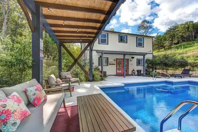 Image de Smoky Mountain Farmhouse w/ Hot Tub & Views