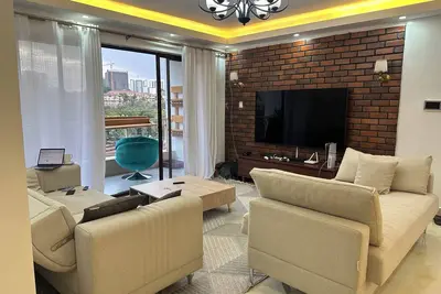 Image de Luxurious 4 bedroom apartment with pool table and play station 5.