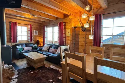 Image de Chalet sur piste avec ski aux pieds