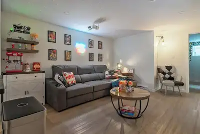 Image de Private theatre, themed rooms, and comfort near Whyte Ave & Downtown