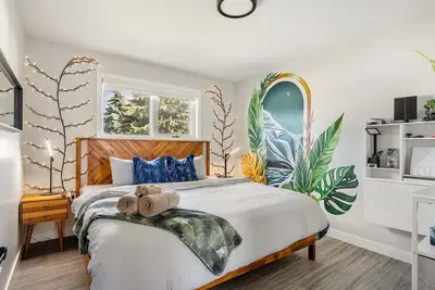 Image de Pac-Man fun, pet-friendly comfort, and cozy vibes near Downtown Edmonton