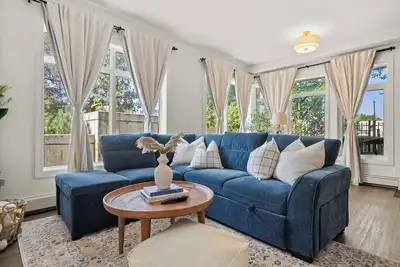 Image de Walk to cafes, Safeway, and trails from this stylish Whyte Ave groundfloor suite