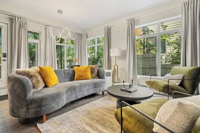 Image de Walk to Whyte Ave, river views, and UofA Hospital from your cozy suite