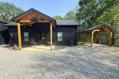 Image de Family-Friendly Cozy Campfire Cabin: Firepit, Full Kitchen & Big Outdoor Space