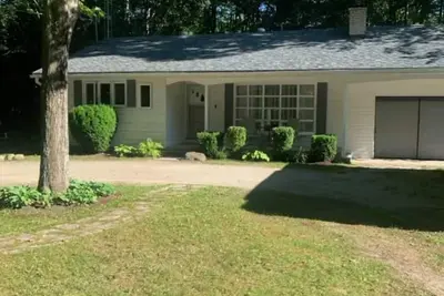 Image de Spacious, renovated Beach House