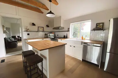Image de Highland Woods Farm 4br w/ Private Lake, Sauna and Hot Tub in the Grey Highlands