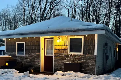 Image de Romantic cottage, Lake Mi access, wi-fi, king bed, solo stove, sunset views