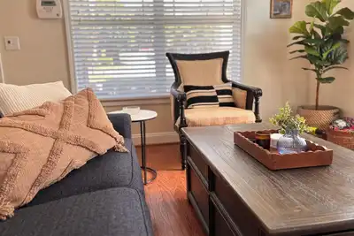 Image de Mins to Usc, Ft Jackson-King-Off St Pkg-Full Kitch-W/D-Smart Tv, Ntflx-Work Desk