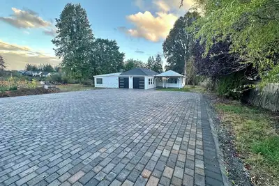 Image de 2 Private Acres - 2 Houses - 5 Bed Rooms 4 Bath - 2 Kitchens - Single Level