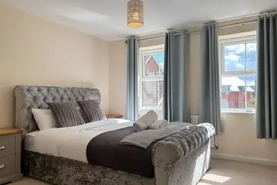 Image de 4br Home • Gym • 2ba • Free Parking • En-suite • Near Lgw Airport