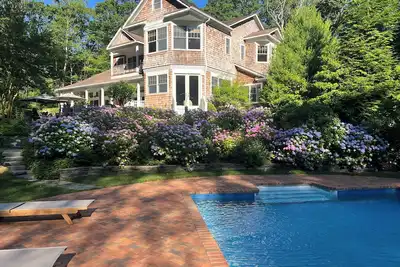 Image de Stylish & Elegant Amagansett Getaway - Private, Light-Filled, Minutes to Beach