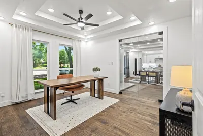 Image de Modern and Spacious - 4 Bedroom, 3. 5 Bath, Plus Office in Dallas