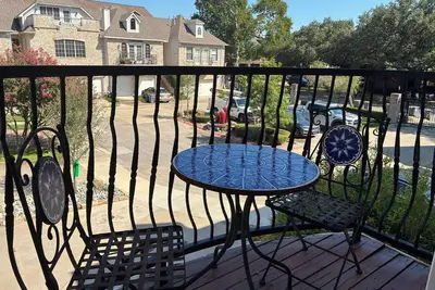 Image de Large Bedroom & Bath on trendy Lowest Greenville