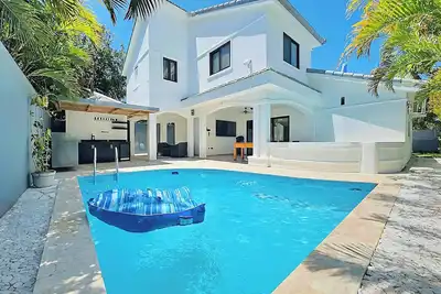 Image de Luxury Villa in Playa Chiquita, 3br/3. 5ba, Private Pool & Resort-Style Amenities