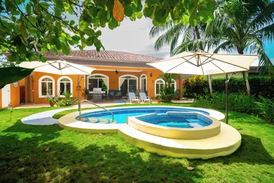 Image de Family-Friendly Pool Home Near Tropical Beach
