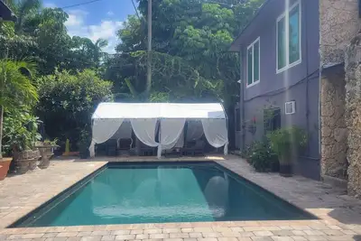 Image de Furnished pool cottage in  Coconut Grove! Biscayne Bay access at end of street!
