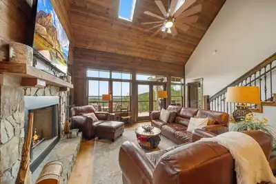 Image de Mountaintop Lodge with Views