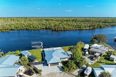 Image de The Hidden Gem a Waterfront Property