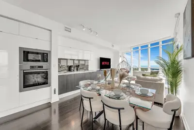 Image de Chic hotel suite with Ac in vibrant Toronto by Cn Tower