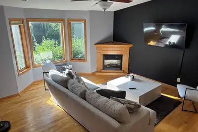 Image de Spacious 5br Getaway, Hot Tub + Cozy Vibes All Year Round