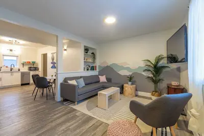 Image de Golden Rockies Basecamp – 3 Br | Downtown