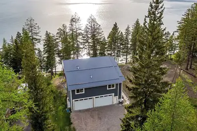 Image de Lakefront Home. Built 2016. For Remote work, boating, relaxing, hiking.