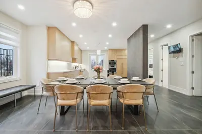 Image de Luxury Retreat Steps to Yorkdale Mall and Close to everything