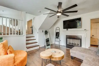 Image de 7 Mi to Dtwn Atl: Upscale Family Home w/ Balcony