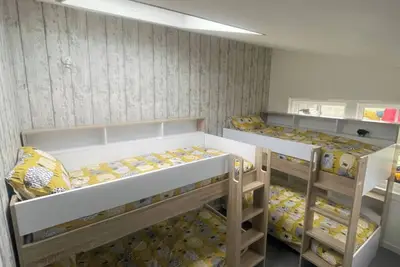 Image de Chambre avec lits superposés pour 4 personnes à côté de la mer