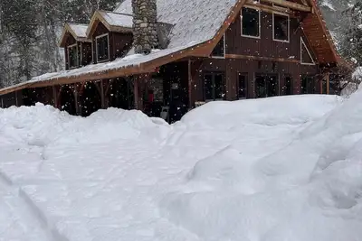 Image de Ski Lodge on acreage close to Rmr. Pet friendly!