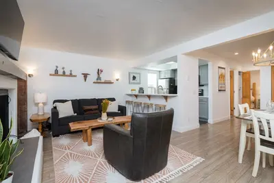 Image de Condo with Fireplace! Close to Downtown!