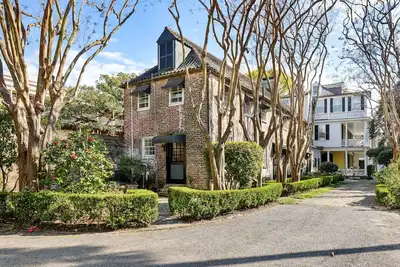 Image de The Carriage Houses | Historic Charleston!