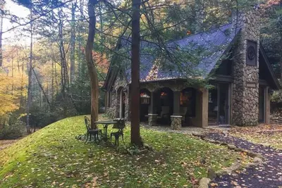 Image de Luxury Creekside StoryBook Cottage 5 Secluded Acres of Lush Forest & Streams
