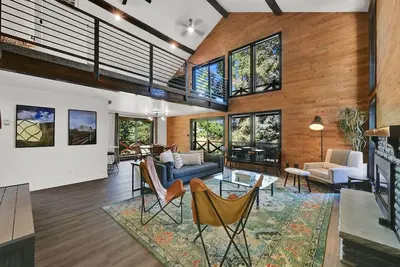 Image de Pineview Hideaway Salt Water Hot Tub In-Law Suite w Fitness Room