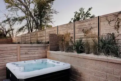 Image de Brand New Austin Retreat | Hot Tub + Balcony Suite