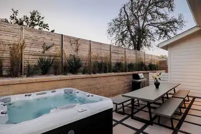 Image de Two Luxury Austin Homes | Hot Tubs + 10 Bedrooms