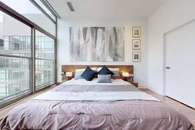 Image de Luxurious, modern and convenient lake shore condo on penthouse floor