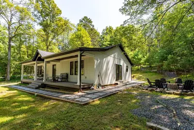 Image de King Beds, Soaking Tub, WiFi, Firepit Fam Friendly