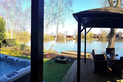 Image de Elite Retreats 4u Lakeside Hot Tub Log Cabin at Tattershall Lakes Park